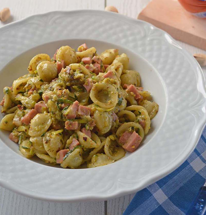 Pasta al Pesto di Pistacchi e Mortadella